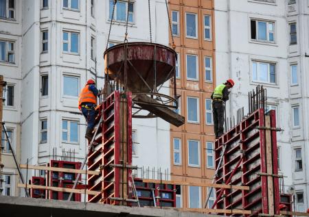 Власти захотели упростить ввоз мигрантов на стройки  