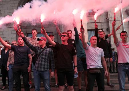 Митинг в поддержку журналистов проходит у здания NewsOne в Киеве