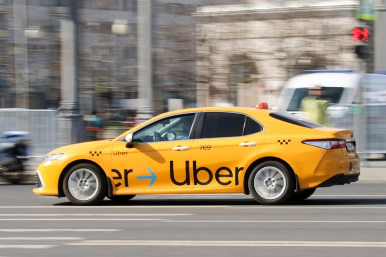 Городское такси Uber на улицах Москвы