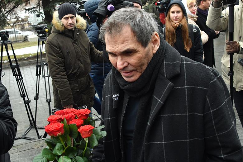 Бари Алибасов