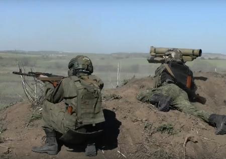 Российские мотострелки вступили в схватку с Нацгвардией Украины