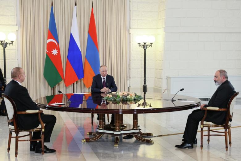 Президент РФ Владимир Путин, президент Азербайджана Ильхам Алиев (слева) и премьер-министр Армении Никол Пашинян (справа) в ходе трехсторонних переговоров