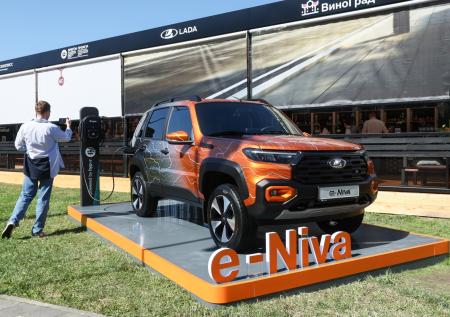 Lada Iskra, броневик «Спартак» и EVM: главные автопремьеры ПМЭФ-2024