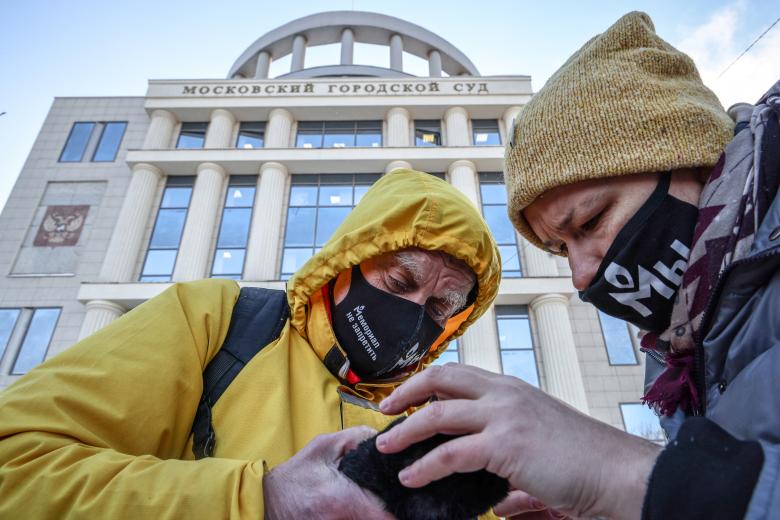 Сторонники общества «Мемориал» у здания Мосгорсуда