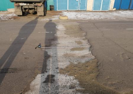 Регионального чиновника обязали отремонтировать «грёбаную яму» на дороге