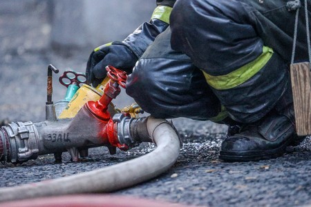 Площадь мощного пожара в московских банях резко увеличилась