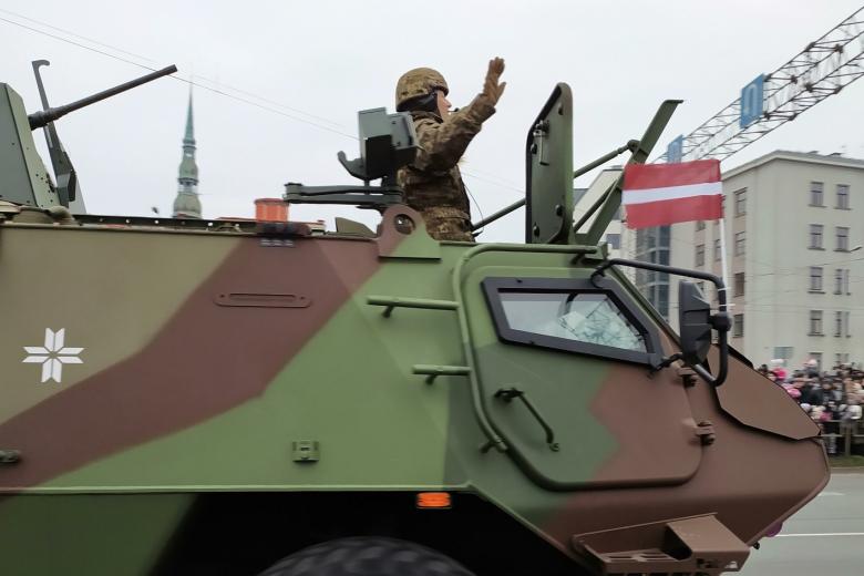 Парад Национальных вооруженных сил Латвии в Риге на набережной Даугавы