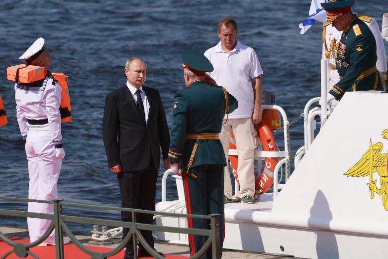 Президент РФ, Верховный главнокомандующий Владимир Путин принимает Главный военно-морской парад по случаю Дня Военно-Морского Флота РФ в Санкт-Петербурге