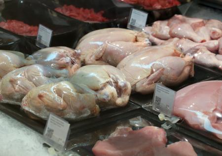 Белоруссия приостановила поставки мяса курицы и молочной продукции в Россию