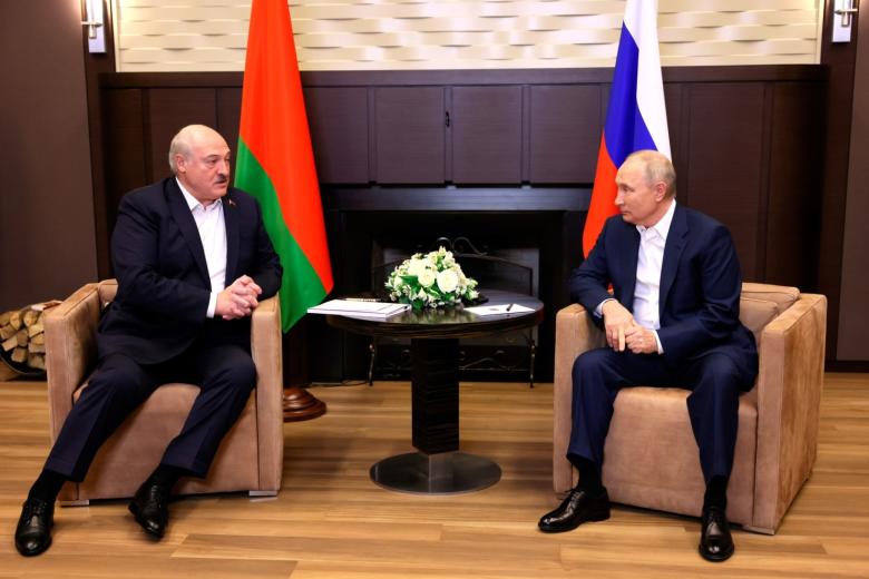 Президент РФ Владимир Путин и президент Белоруссии Александр Лукашенко (слева)