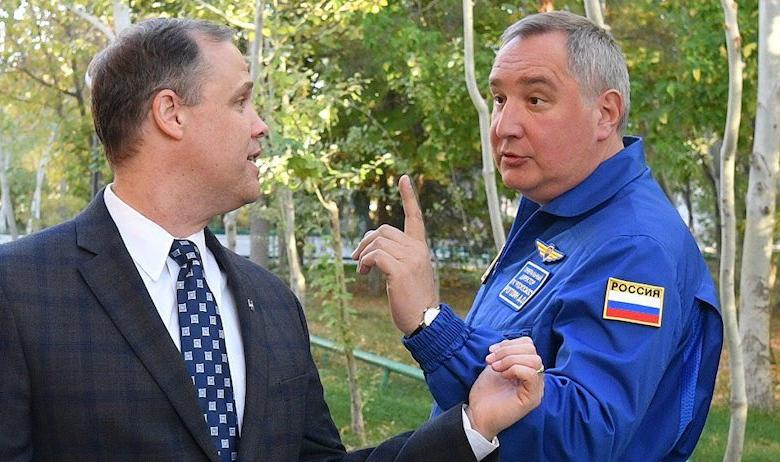 Глава NASA Джим Брайденстайн (слева) и Дмитрий Рогозин
