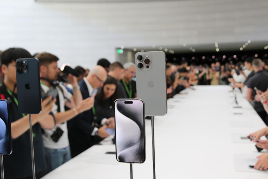 Журналисты окружают новый iPhone 15 Pro в театре Стива Джобса на территории кампуса компании на мероприятии Apple