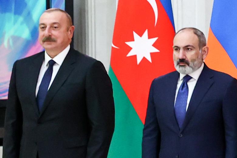 Президент Азербайджана Ильхам Алиев и премьер-министр Армении Никол Пашинян (слева направо) во время церемонии фотографирования в рамках неформальной встречи глав государств — участников СНГ