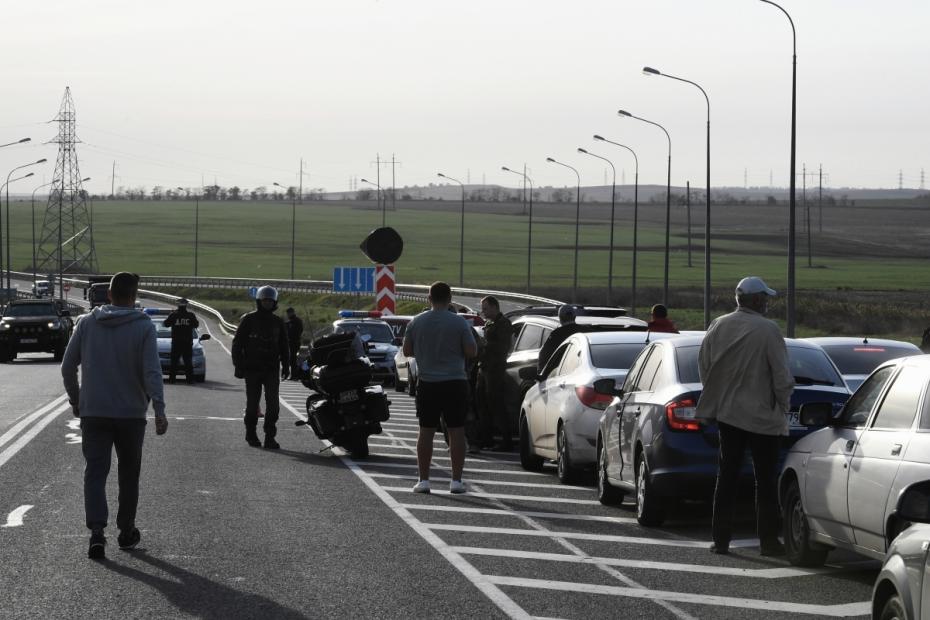 Очередь из автомобилей у Крымского моста. Движение легковых автомобилей и автобусов по Крымскому мосту возобновлено с прохождением полной процедуры осмотра и осуществляется со стороны Керчи в сторону Тамани в реверсивном режиме