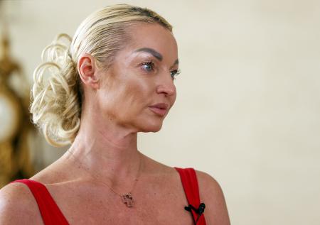 Волочкова прикрылась полотенцем и показала шпагат в солярии
