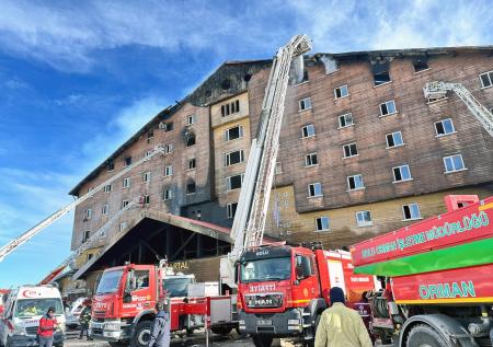 В Турции объявили траур из-за пожара на горнолыжном курорте