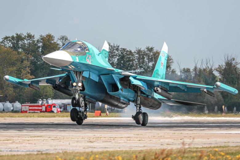Фронтовой сверхзвуковой истребитель-бомбардировщик Су-34 с внешними модулями «Хибины» на законцовках крыльев