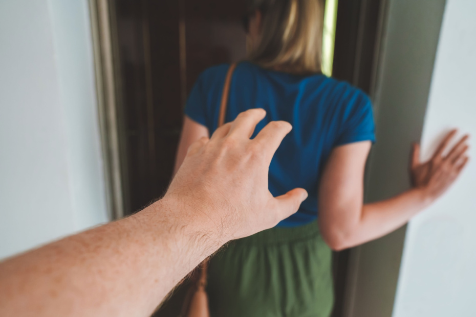 «Показывал фото другу и смеялся»: брат полгода анально насиловал сестру