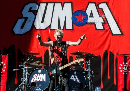 Группа Sum 41 отменила концерт, испугавшись взрыва петарды