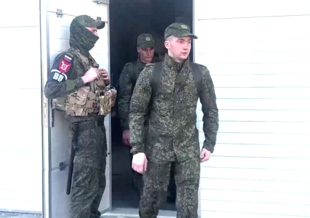 Минобороны РФ показало возвращение российских бойцов из плена