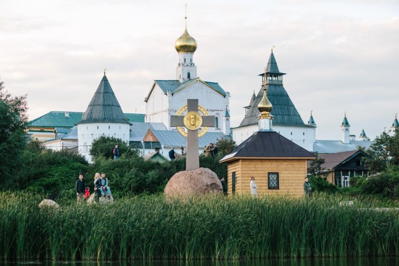 Ростовский Кремль и поклонный крест на берегу озера Неро в Ростове Великом