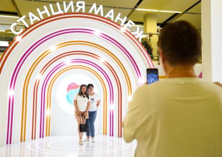 Побывать в роли машиниста и покататься в вагоне: фото с выставки в Манеже