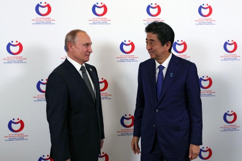 Президент РФ Владимир Путин и премьер-министр Японии Синдзо Абэ (справа) на церемонии закрытия перекрёстных годов России и Японии в Осаке