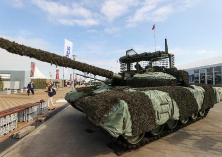 Танки ВС РФ получили специальный навес для защиты от БПЛА: как это работает