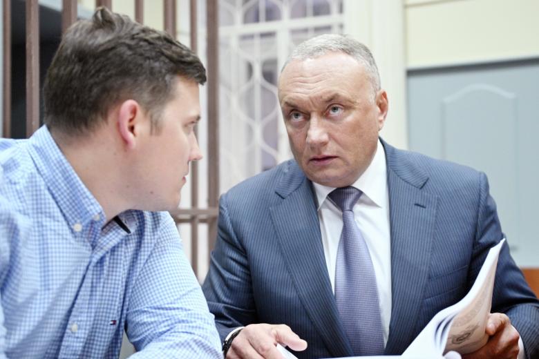 Сенатор Совета Федерации РФ Дмитрий Савельев (справа), подозреваемый в организации убийства, во время избрания меры пресечения в Басманном суде Москвы