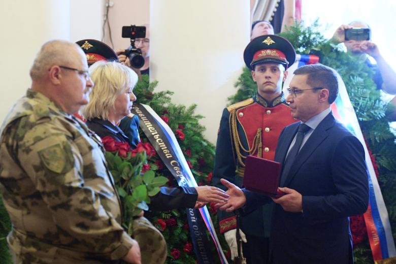 Владимир Якушев (справа) вручает матери Людмиле орден Мужества на церемонии прощания с погибшим в зоне СВО военным корреспондентом РИА Новости Ростиславом Журавлевым