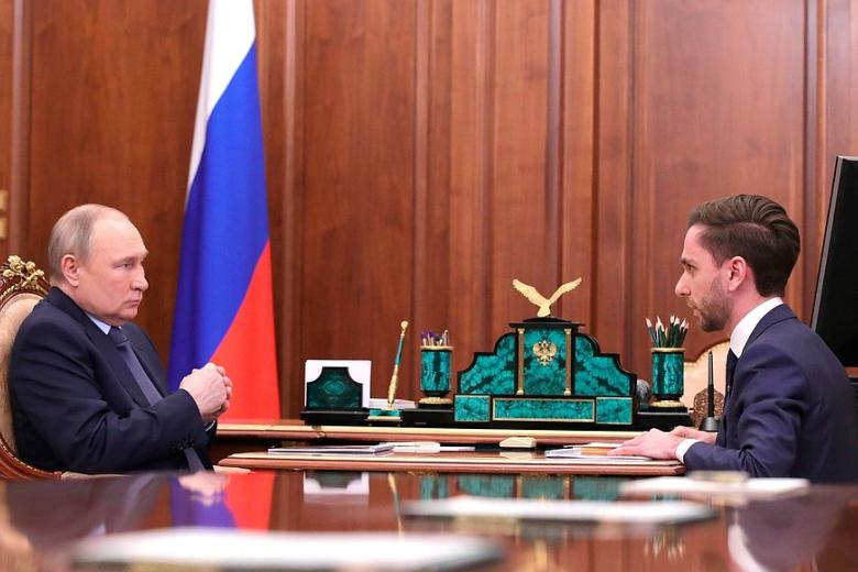 Владимир Путин с генеральным директором общества «Знание» Максимом Древалем