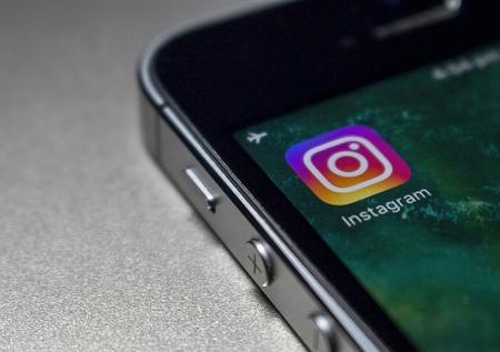 Instagram сделал подборку сторис со стикерами «Оставайтесь дома»