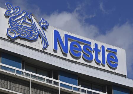 Заработавшая в России миллиарды компания Nestle продлевает товарные знаки