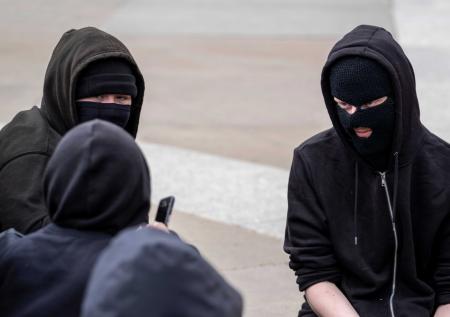 Люди в черных масках «взяли штурмом» московский бизнес-центр
