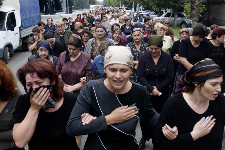 Похороны заложников, погибших при захвате террористами школы № 1 в Беслане