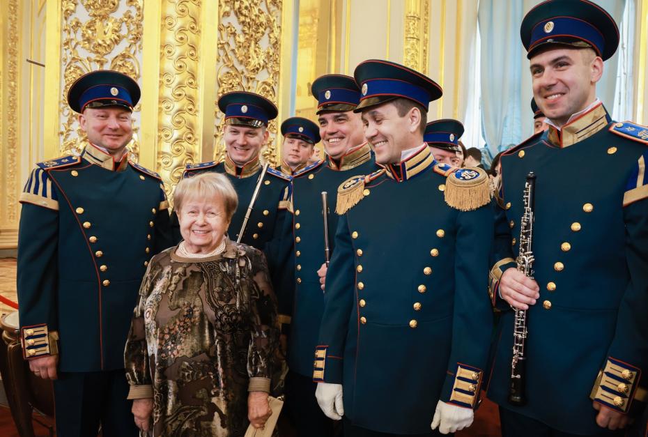 Композитор Александра Пахмутова перед церемонией инаугурации избранного президента России Владимира Путина в Большом Кремлевском дворце