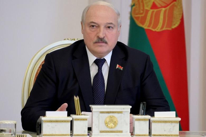 Президент Белоруссии Александр Лукашенко потребовал, чтобы Украина «не касалась грязными руками ни одного метра нашей территории»