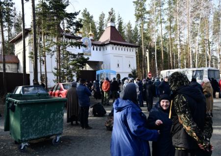 Силовики нагрянули в Среднеуральский монастырь: фото с места событий