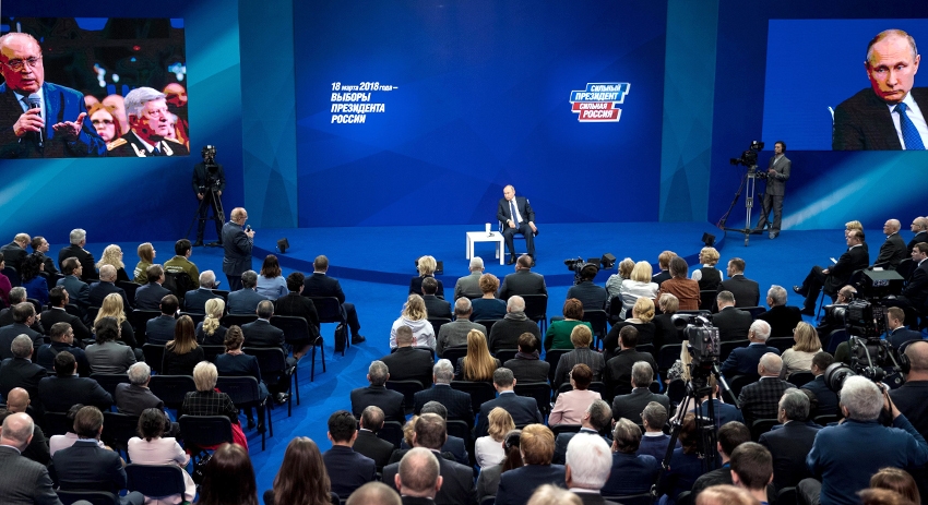 Президент РФ Владимир Путин (в центре)