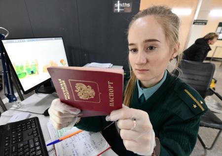 У россиян отбирают загранпаспорта на границе: почему, кого не выпустят