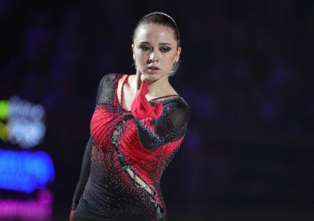 Камила Валиева сменила образ и стала выпускницей школы