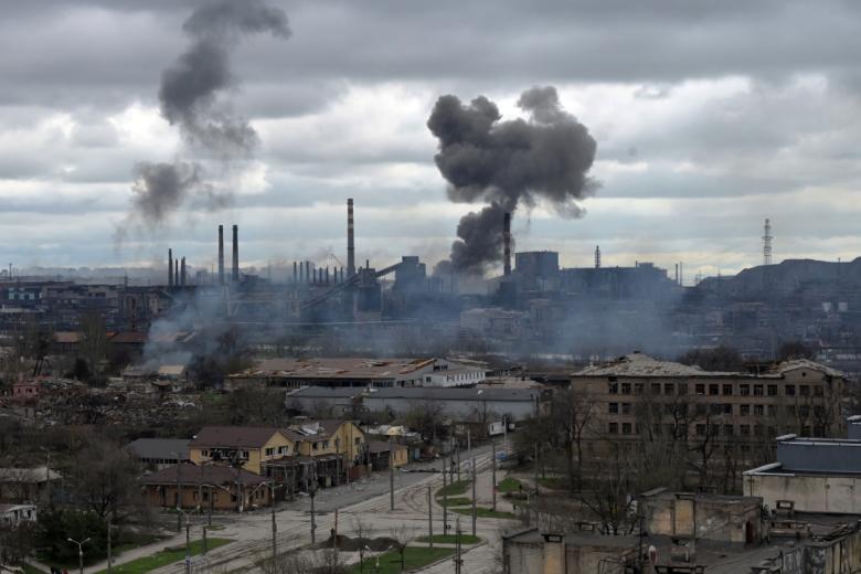 Дым над заводом "Азовсталь" в Мариуполе