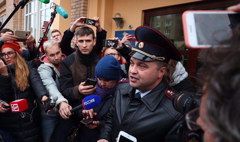 Журналисты у здания ОВД