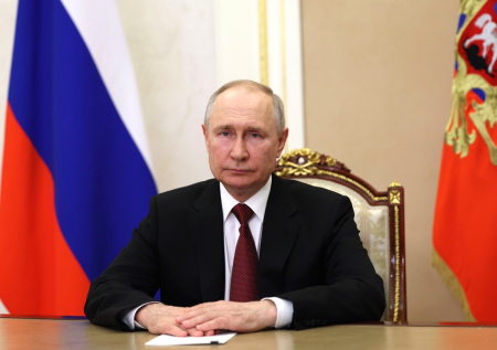 Путин продлил ответные меры России на потолок цен на нефть