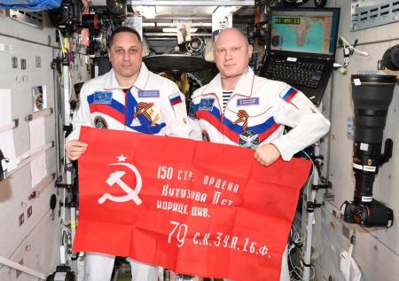 Космонавт Артемьев передал Музею космонавтики копию Знамени Победы