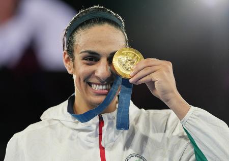 Почему МОК не отбирает золото Олимпиады у оказавшейся мужчиной Иман Хелиф
