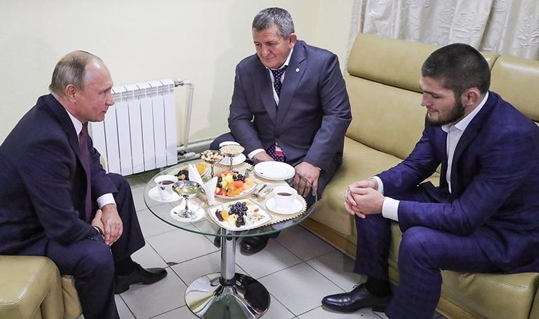 Президент РФ Владимир Путин, отец и тренер Абдулманап Нурмагомедов и Хабиб Нурмагомедов