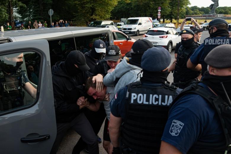 Сотрудники полиции задерживают одного из участников акции против сноса памятника воинам Советской армии — освободителям Советской Латвии и Риги от немецко-фашистских захватчиков в парке Победы в Риге