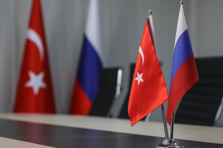 Государственные флаги России и Турции