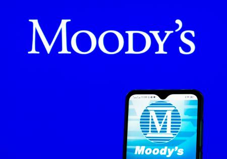 Moody's понизило долгосрочные долговые рейтинги России на шесть ступеней